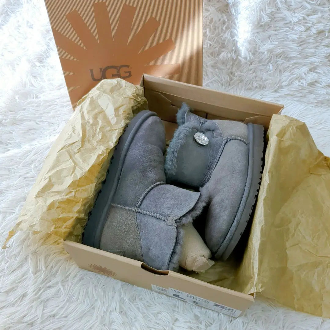 Botas UGG Agu Swarovsky Mouton Mini Bore Gris Caja de 23cm | UGG アグ スワロフスキー ムートンブーツ ミニ ボア グレー 23cm 箱付