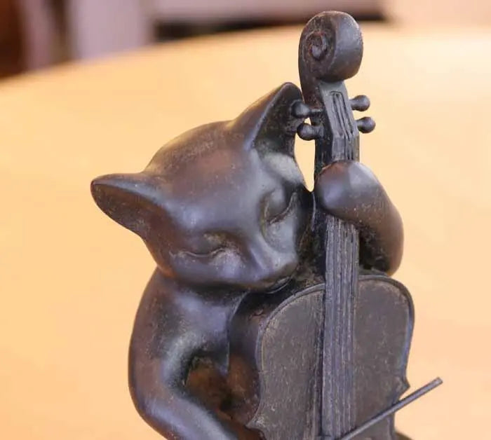 Figura retro de gato con orquesta de resina y violonchelo