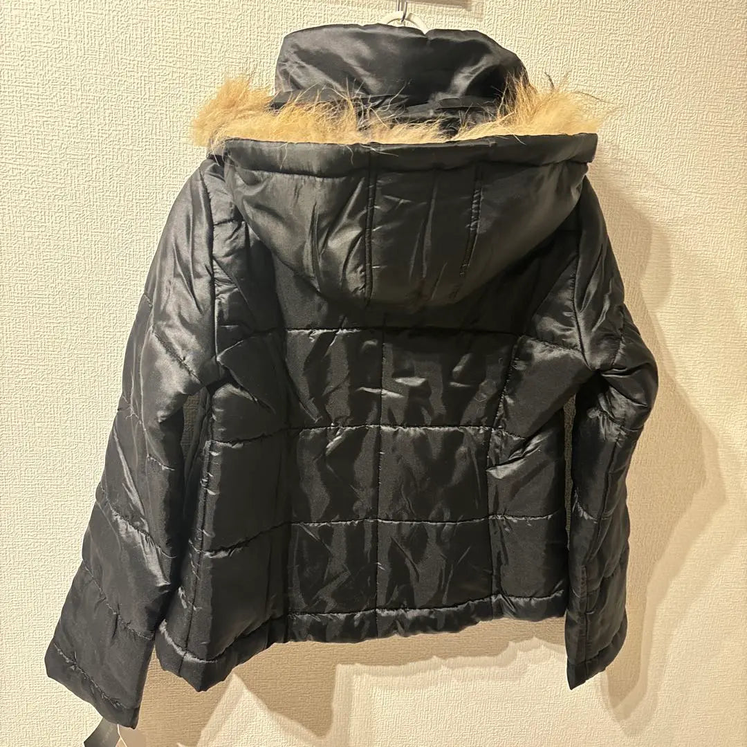 Chaqueta corta de plumón de algodón con pelo negro y comida con nueva etiqueta | フード付きファー ショート中綿 ダウンジャケット風 新品 タグ付き