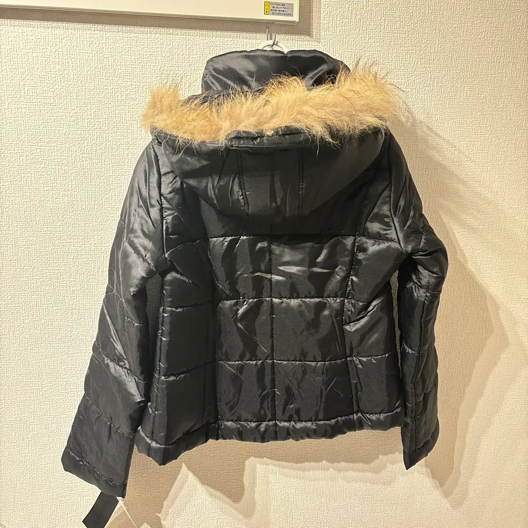 Chaqueta corta de plumón de algodón con pelo negro y comida con nueva etiqueta | フード付きファー ショート中綿 ダウンジャケット風 新品 タグ付き