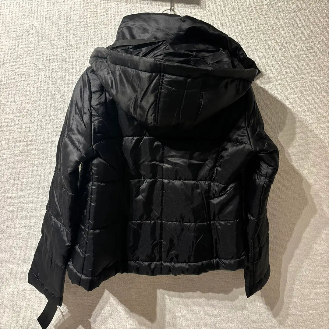 Chaqueta corta de plumón de algodón con pelo negro y comida con nueva etiqueta | フード付きファー ショート中綿 ダウンジャケット風 新品 タグ付き