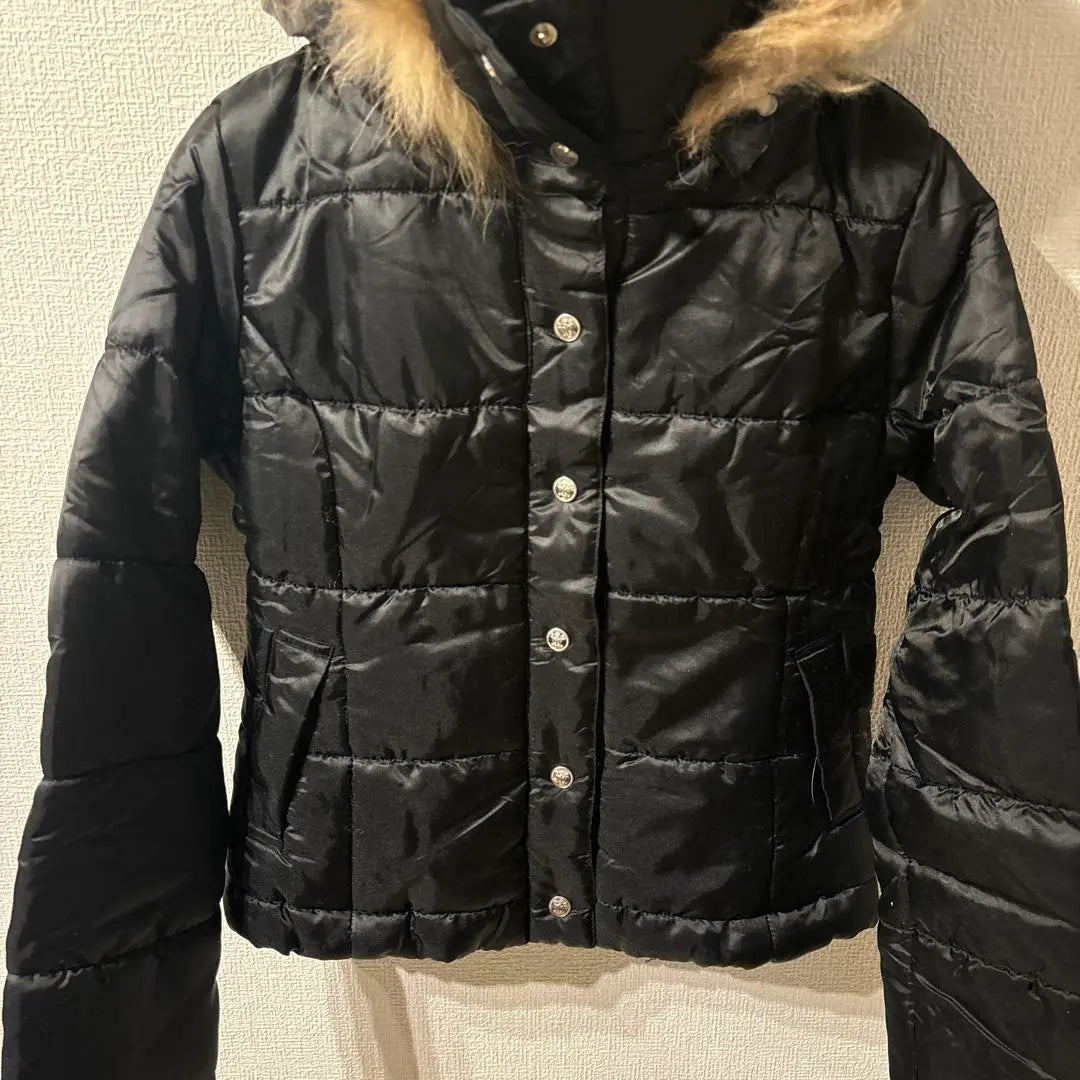 Chaqueta corta de plumón de algodón con pelo negro y comida con nueva etiqueta | フード付きファー ショート中綿 ダウンジャケット風 新品 タグ付き