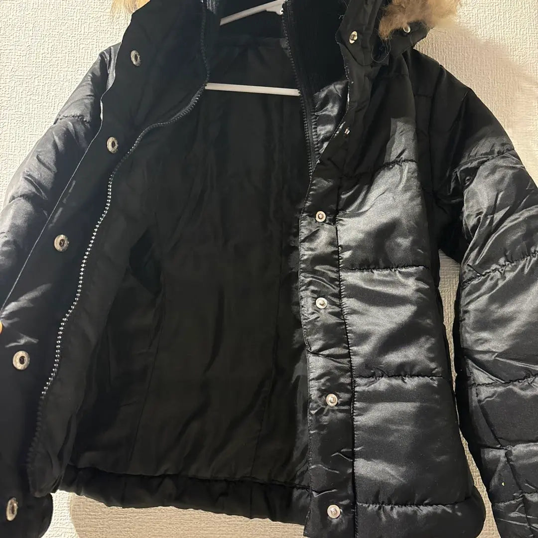 Chaqueta corta de plumón de algodón con pelo negro y comida con nueva etiqueta | フード付きファー ショート中綿 ダウンジャケット風 新品 タグ付き