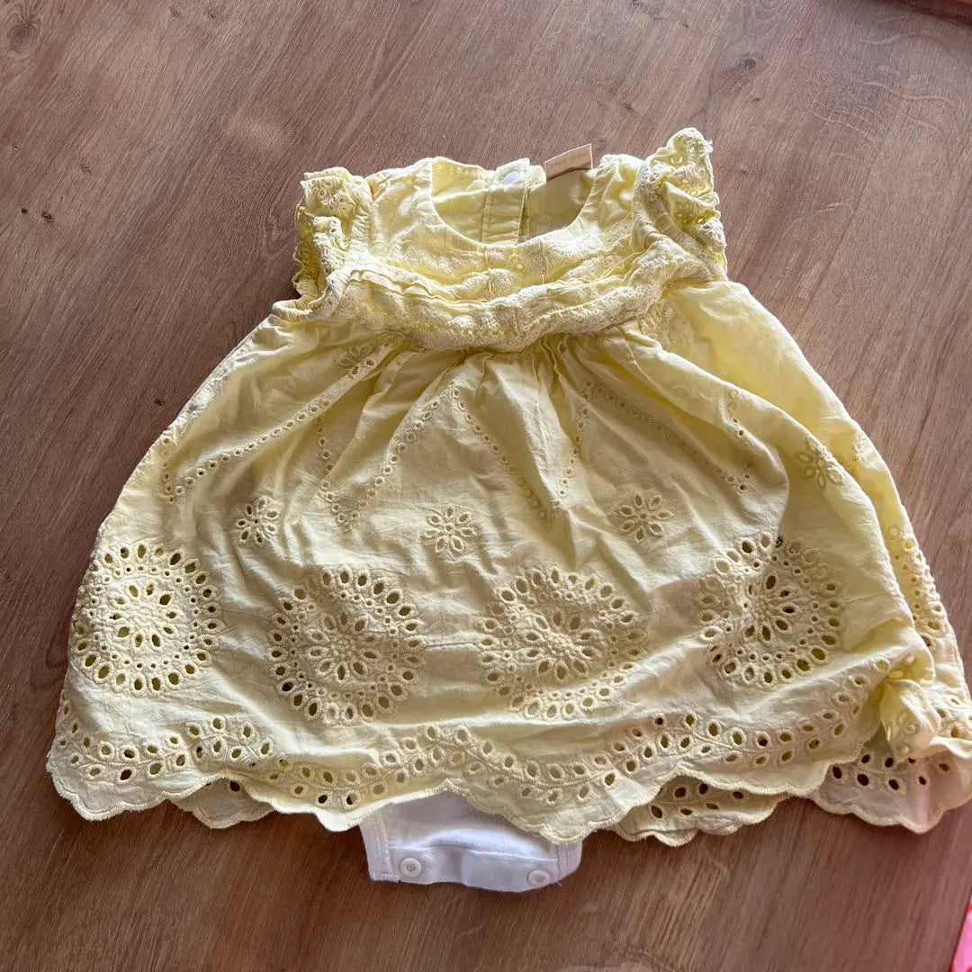 Petit Minne ⭐ Vestido con volantes y bordados en amarillo