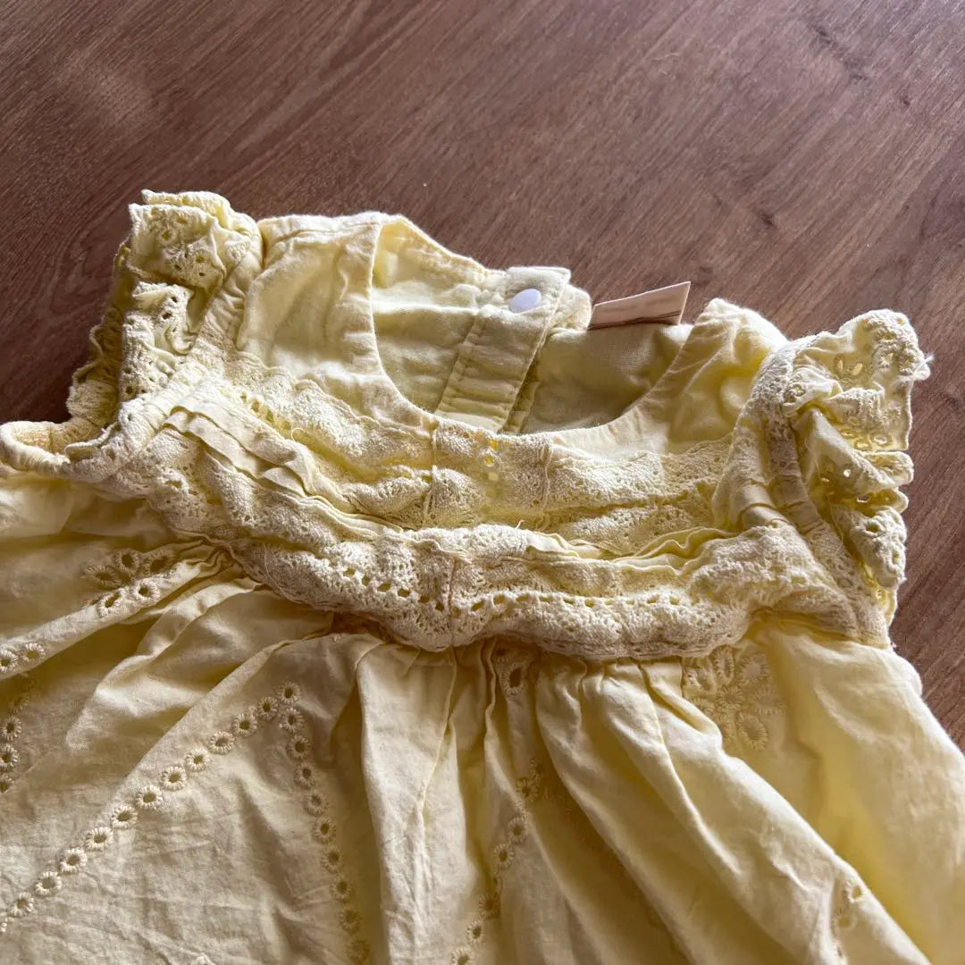 Petit Minne ⭐ Vestido con volantes y bordados en amarillo