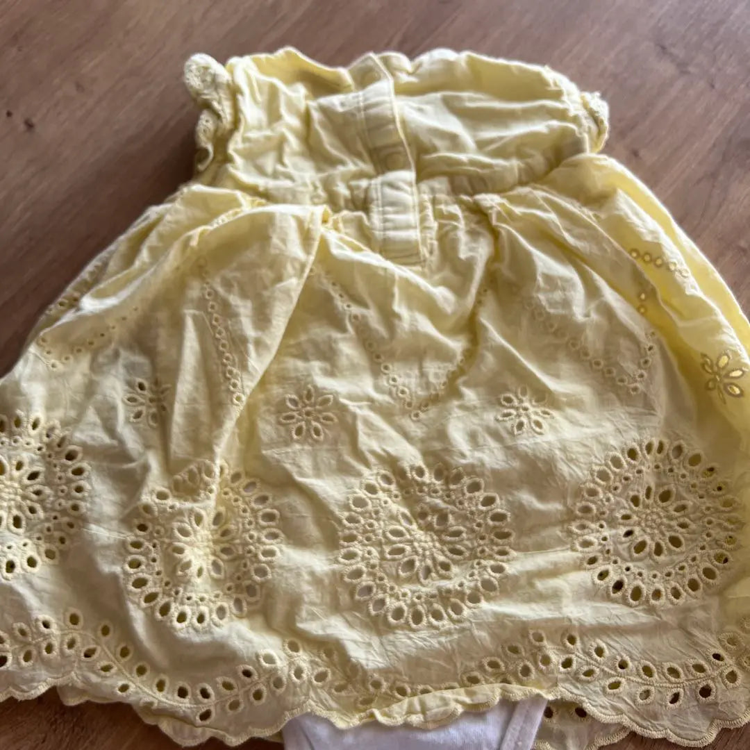 Petit Minne ⭐ Vestido con volantes y bordados en amarillo