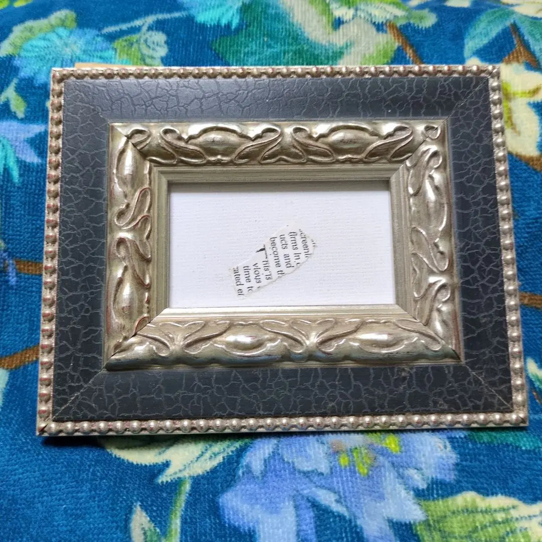 New, unused, small frame medium plastic 5 x 7cm