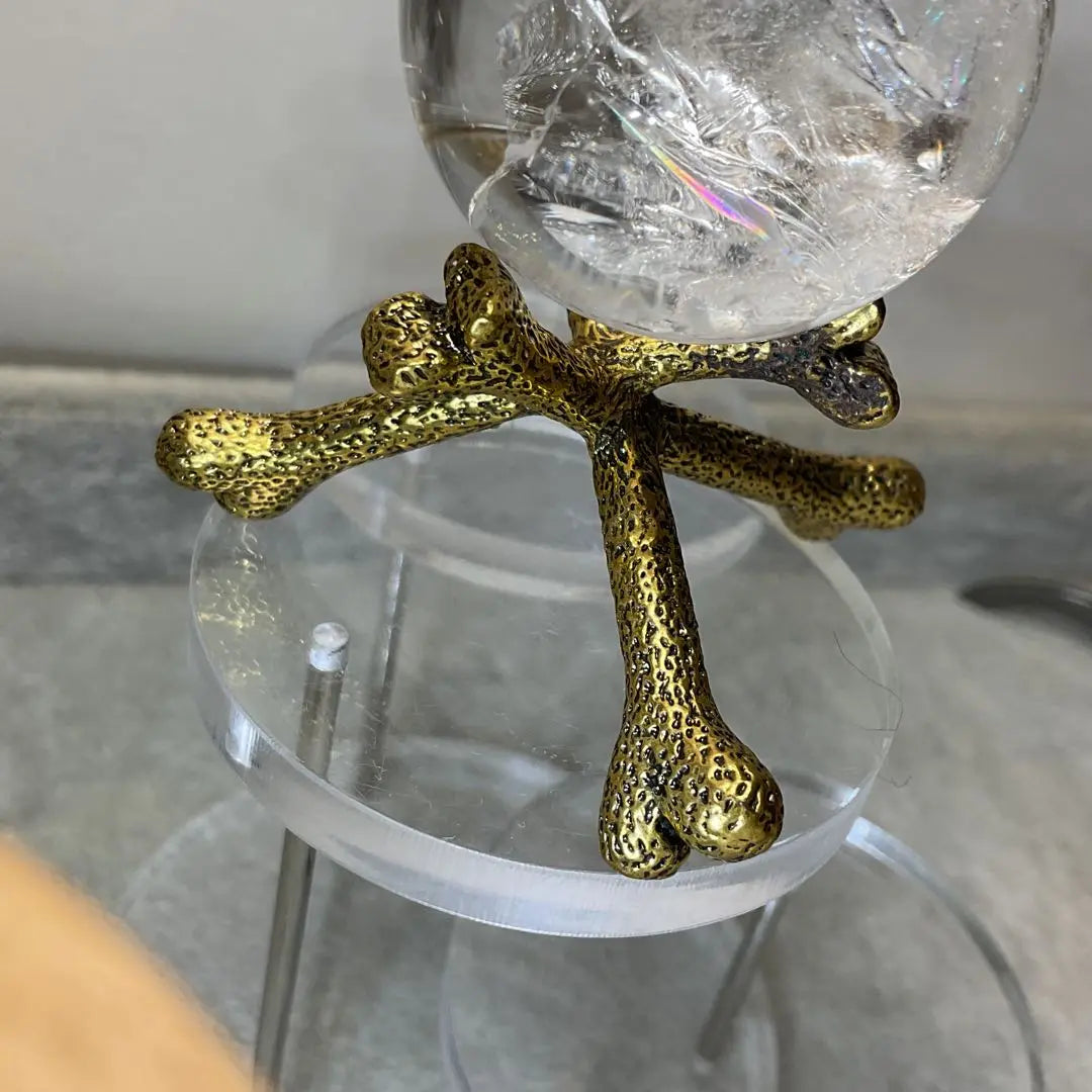 T853-1 Irisk - Juego de pedestal de metal con esfera de cristal arcoíris de cuarzo y hueso, piedra natural