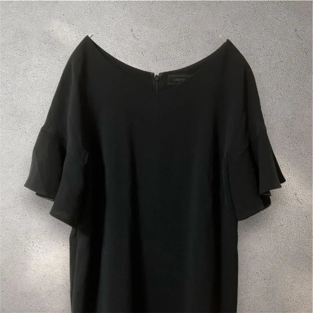 ☆Sin título☆ Traje de baño de una pieza con volantes en las mangas, de color negro.