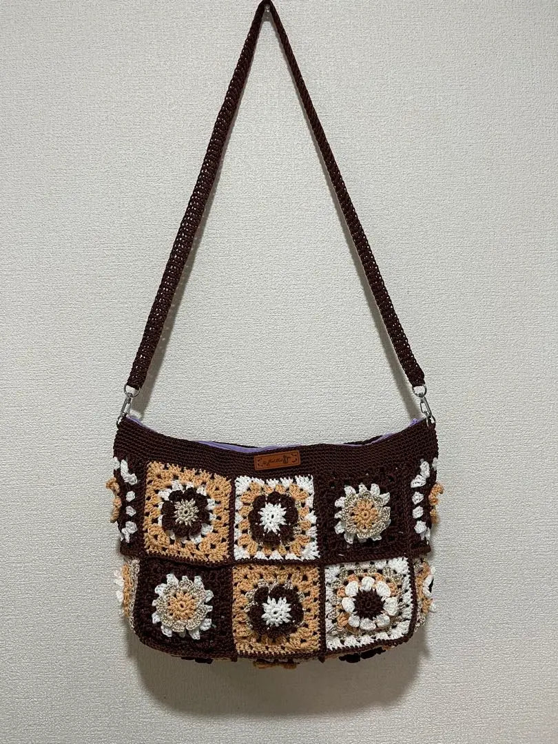 Bolso de hombro tejido a crochet hecho a mano