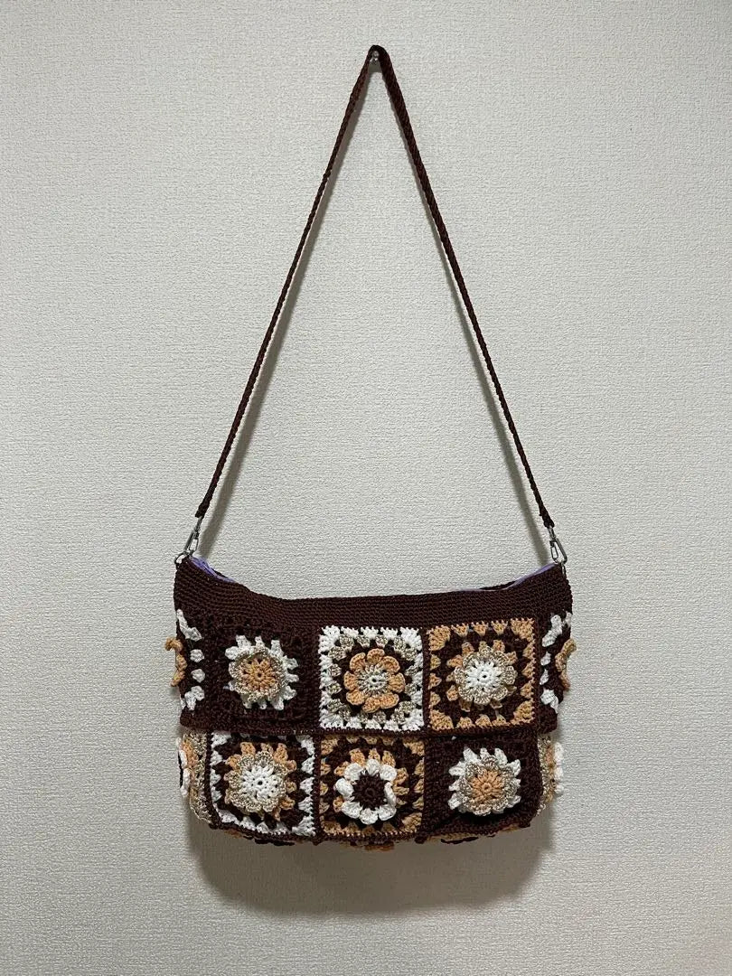 Bolso de hombro tejido a crochet hecho a mano