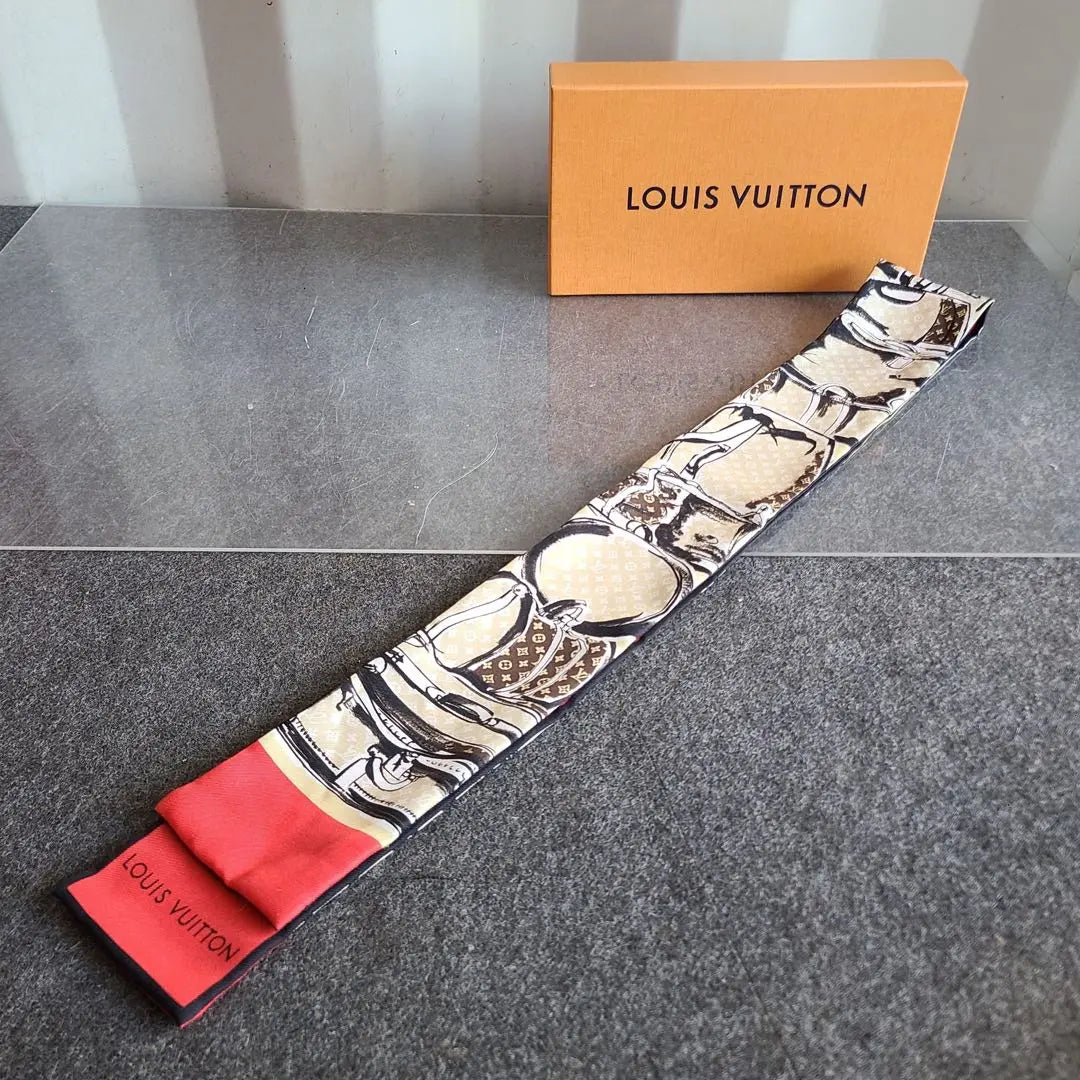 916 Productos hermosos ✨ Louis Vuitton Bandeau Trunk Bufanda Seda Rojo | 916美品✨ルイヴィトン バンドー・トランク スカーフ シルクレッド