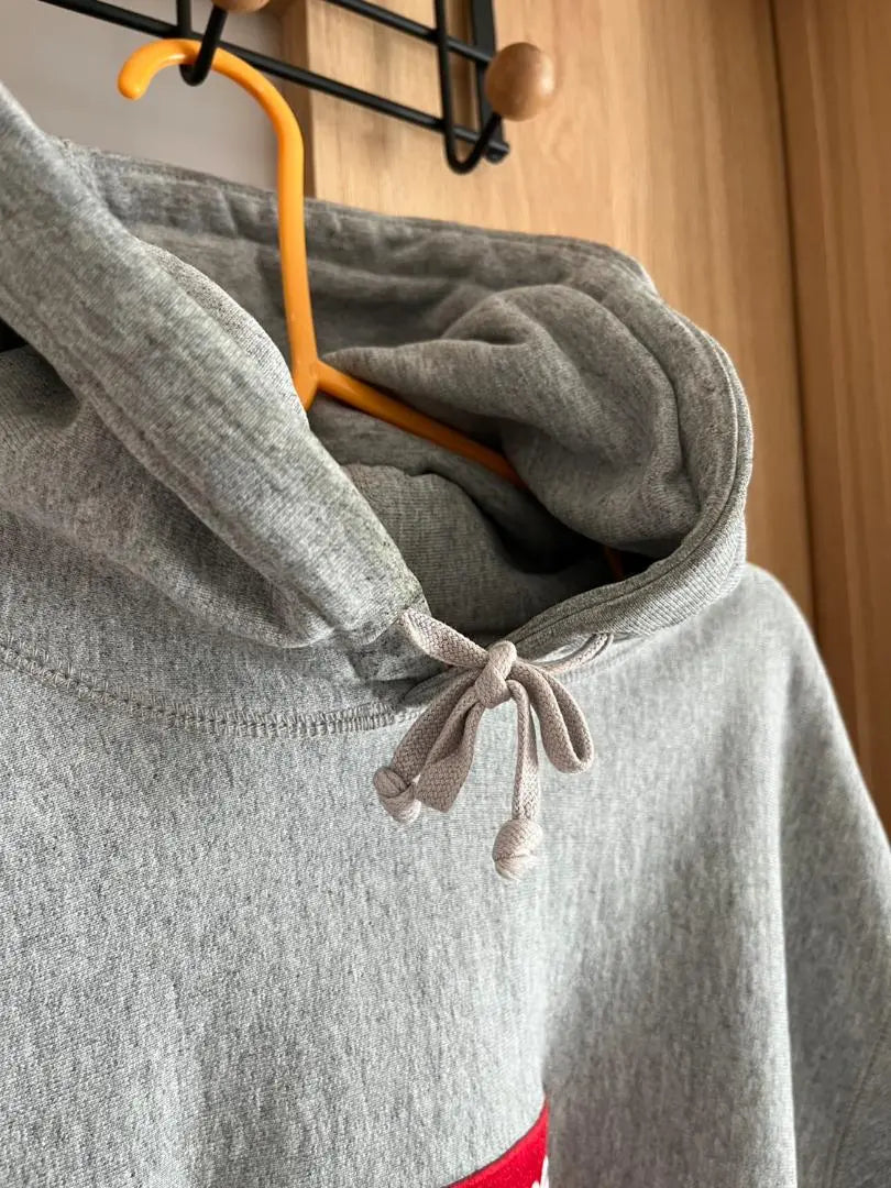 [¡Difícil de conseguir!] ¡Agotado! 】Sudadera con capucha gris con logo de SUPREME Box