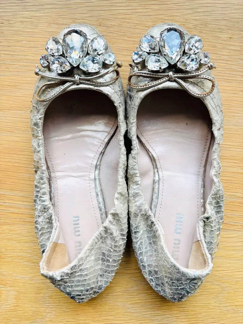 Zapatos de salón planos con tacón de serpiente en dorado champán de Miumiu Bijou