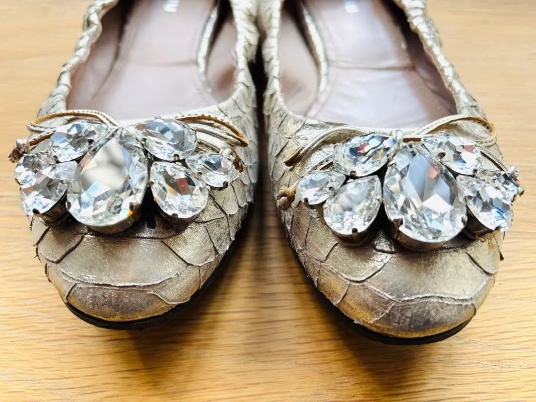 Zapatos de salón planos con tacón de serpiente en dorado champán de Miumiu Bijou