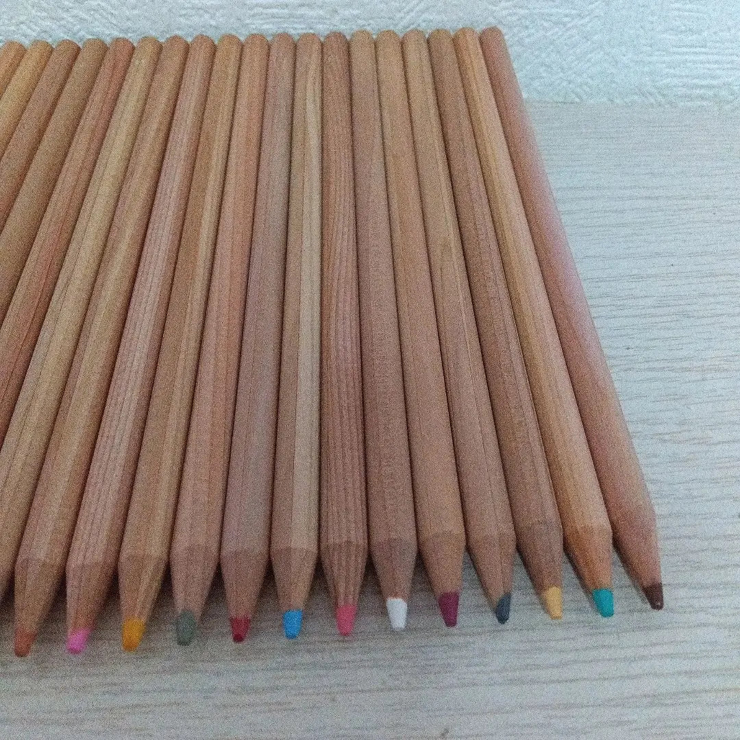 60 colored pencils, 60 colors, no box