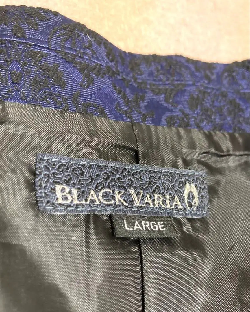 Chaqueta entallada con estampado arabesco de barrera negra en buen estado, rara y de aspecto real, abertura real