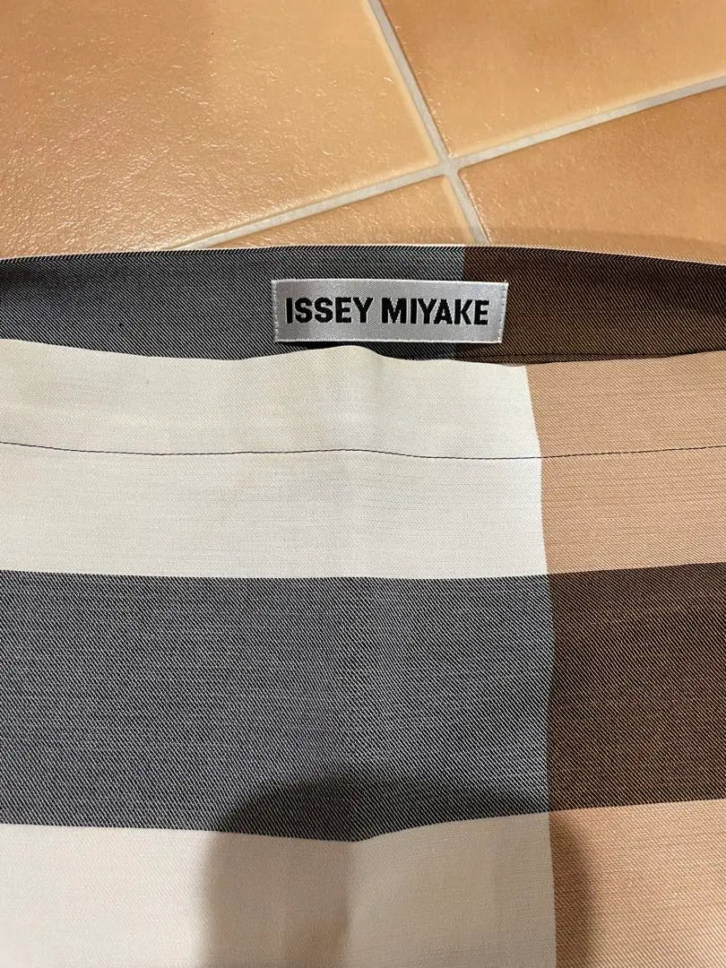 Blusa estilo poncho con estampado de cuadros de Issey Miyake