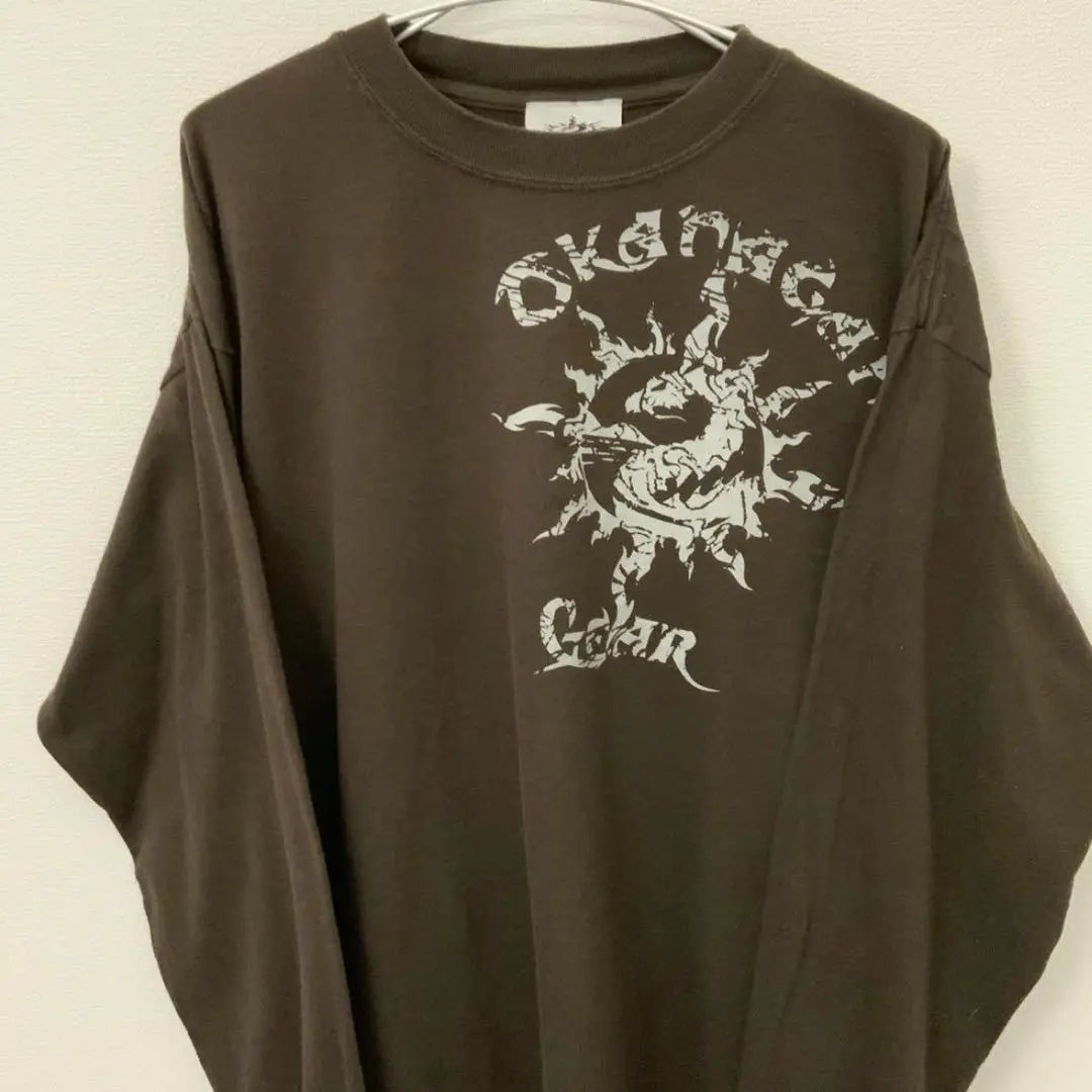 OKINAWA GEAR Camiseta Ron con estampado Soron y corte de manga larga en marrón oscuro | Okinawa Gear ダークブラウン 長袖カットソー プリント ロンT