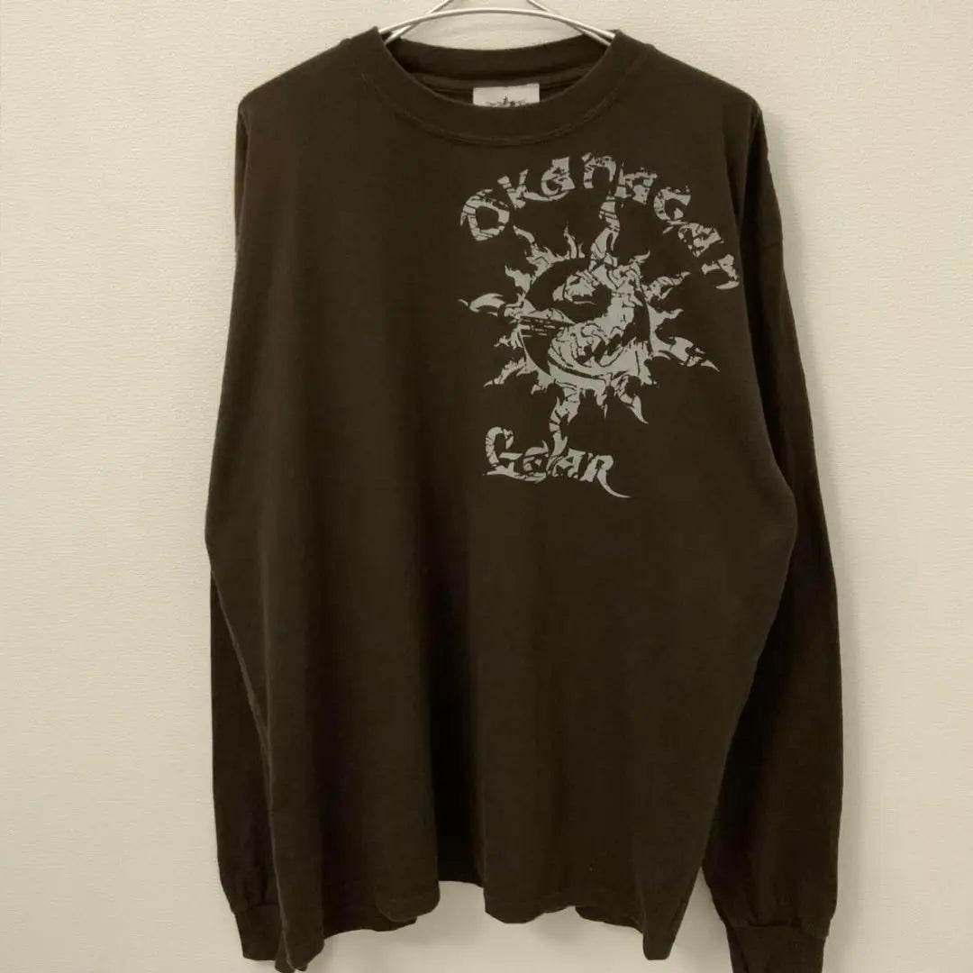 OKINAWA GEAR Camiseta Ron con estampado Soron y corte de manga larga en marrón oscuro | Okinawa Gear ダークブラウン 長袖カットソー プリント ロンT