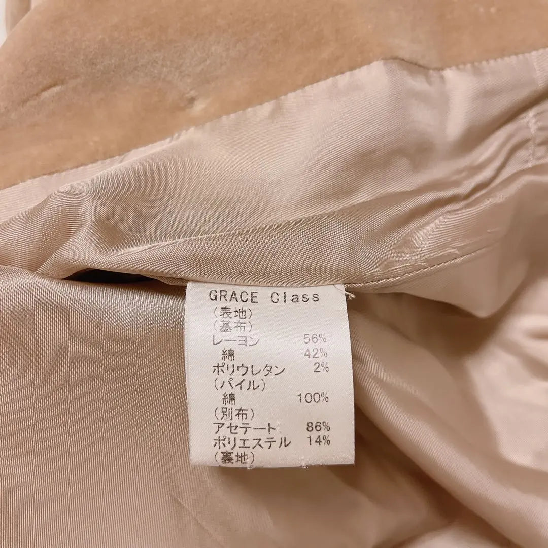 Gabardina de terciopelo inoxidable Grace Class en color beige