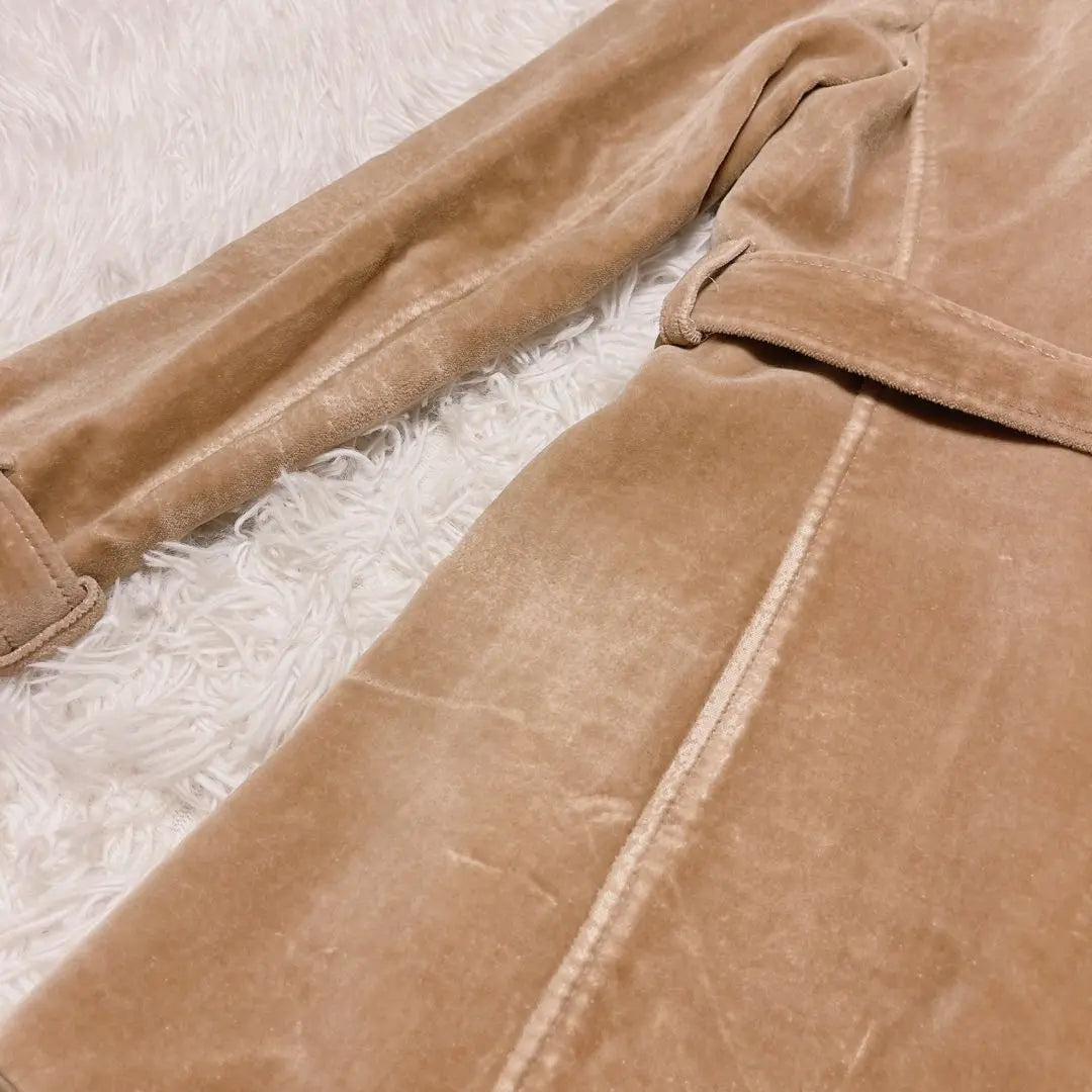 Gabardina de terciopelo inoxidable Grace Class en color beige