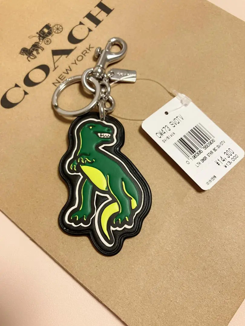 Nuevo dije para bolso con pegatina de dinosaurio de Coach