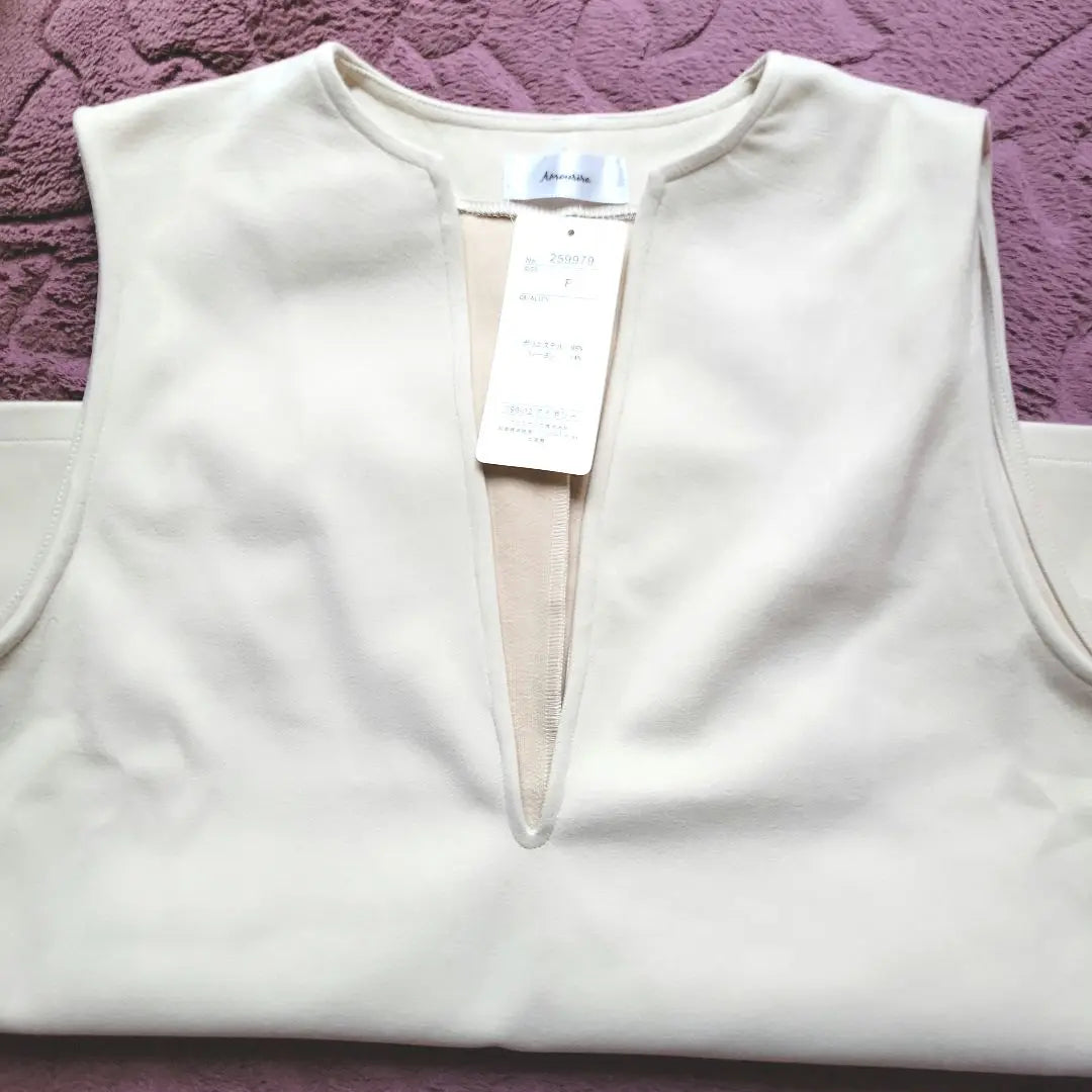 Rare sold out! Deep V-neck Vest Am Reel yumi collaboration Ivory | レア完売品！　深Vネックベスト　アムリール　yumiさん　コラボ　アイボリー