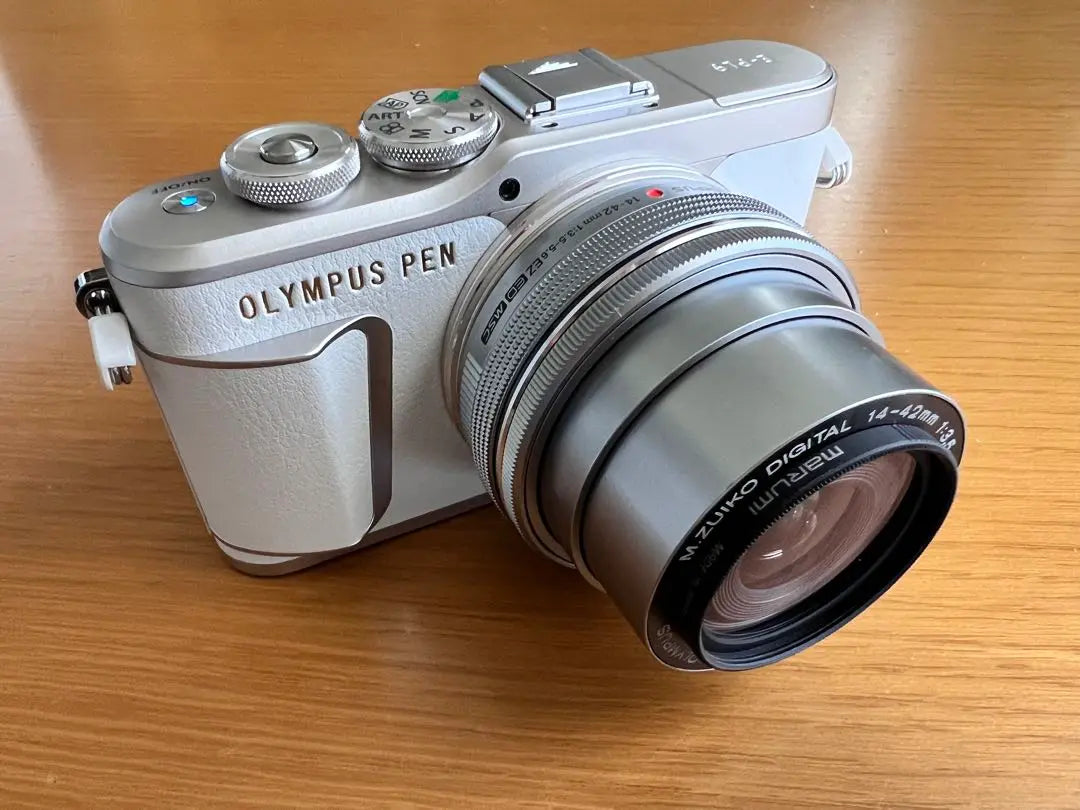 [Buen estado] OLYMPUS PEN E-PL9 Blanca con guía y funda