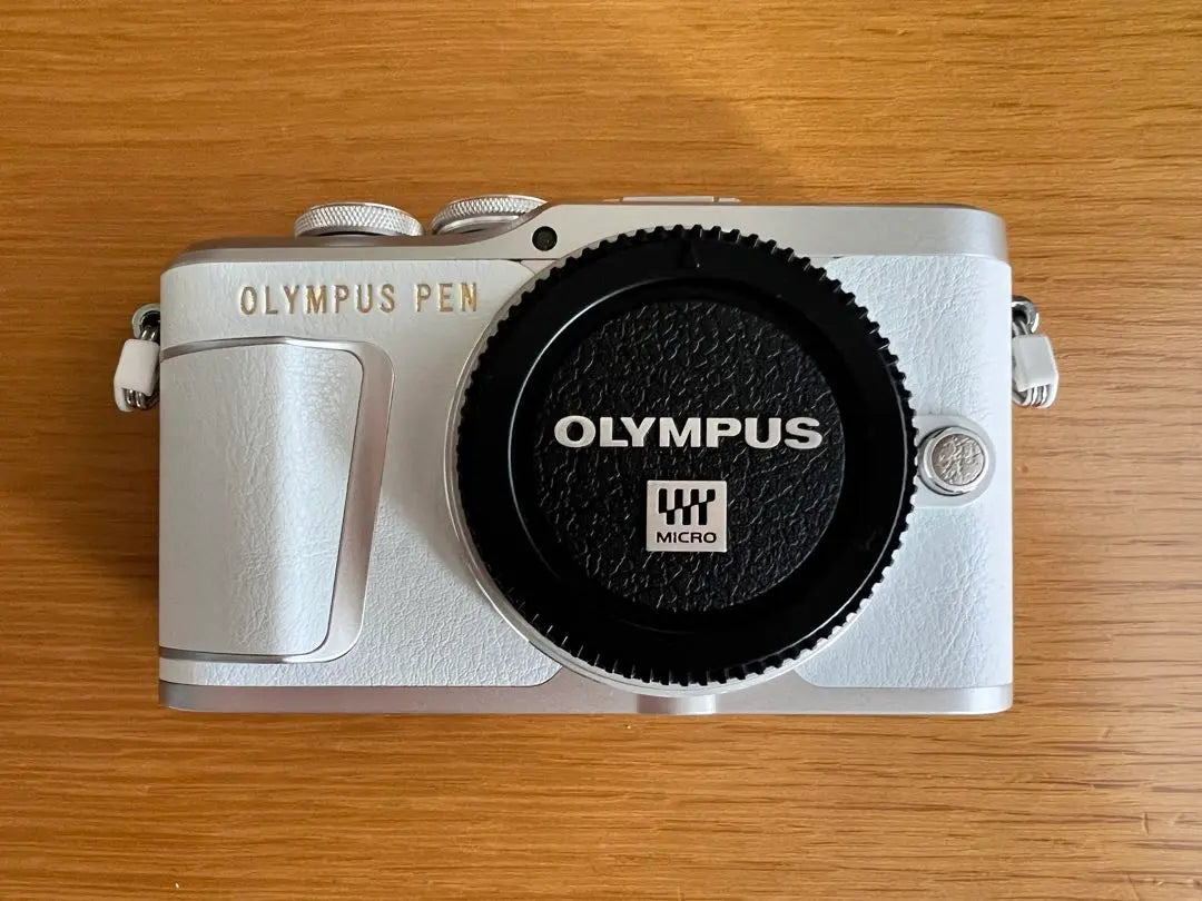 [Buen estado] OLYMPUS PEN E-PL9 Blanca con guía y funda