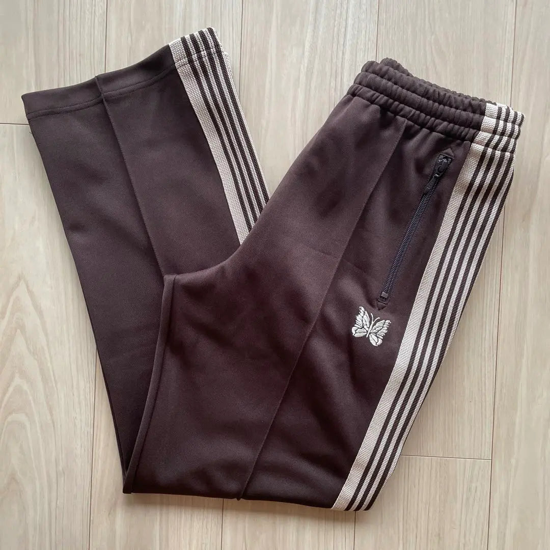 Pantalón deportivo recto de color marrón y beige con agujas 2