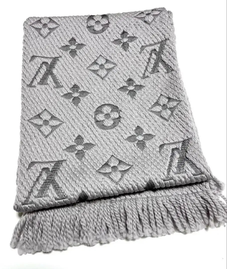 Louis Vuitton grey scarf, beautiful condition, boxed | Louis Vuitton グレー マフラー 美品　箱あり