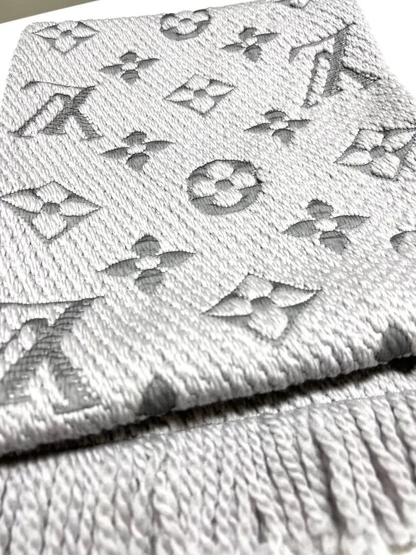 Louis Vuitton grey scarf, beautiful condition, boxed | Louis Vuitton グレー マフラー 美品　箱あり