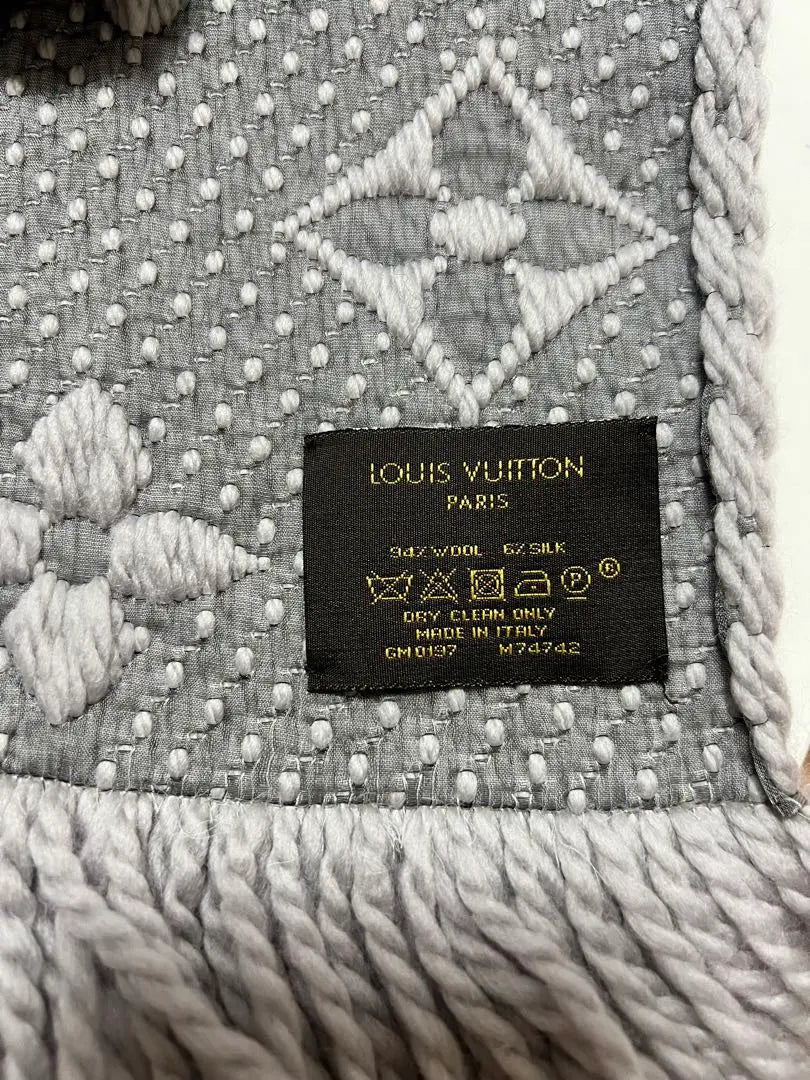 Louis Vuitton grey scarf, beautiful condition, boxed | Louis Vuitton グレー マフラー 美品　箱あり