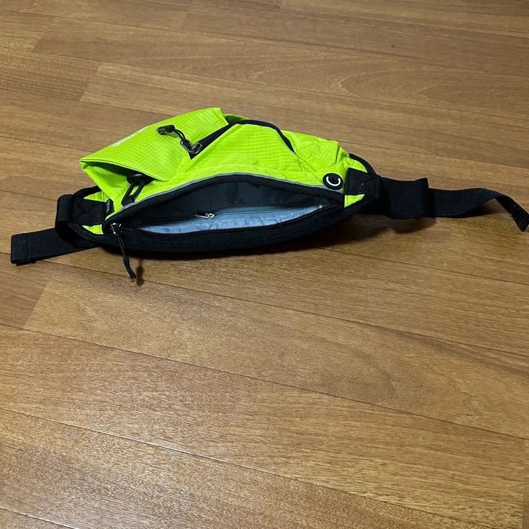 Popular product: Large capacity running bag with plastic bottle holder, green