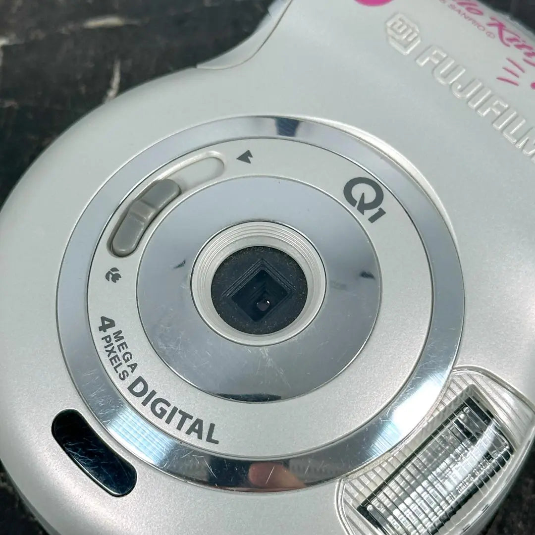 [Súper rara] Cámara digital FUJIFILM Hello Kitty Q1 con alimentación por batería AA