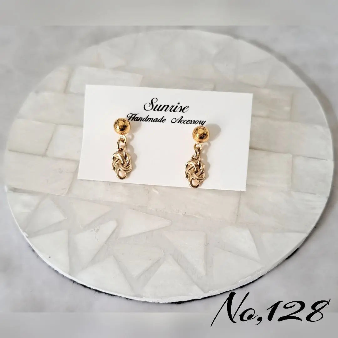 No.128 *Pendientes hechos a mano