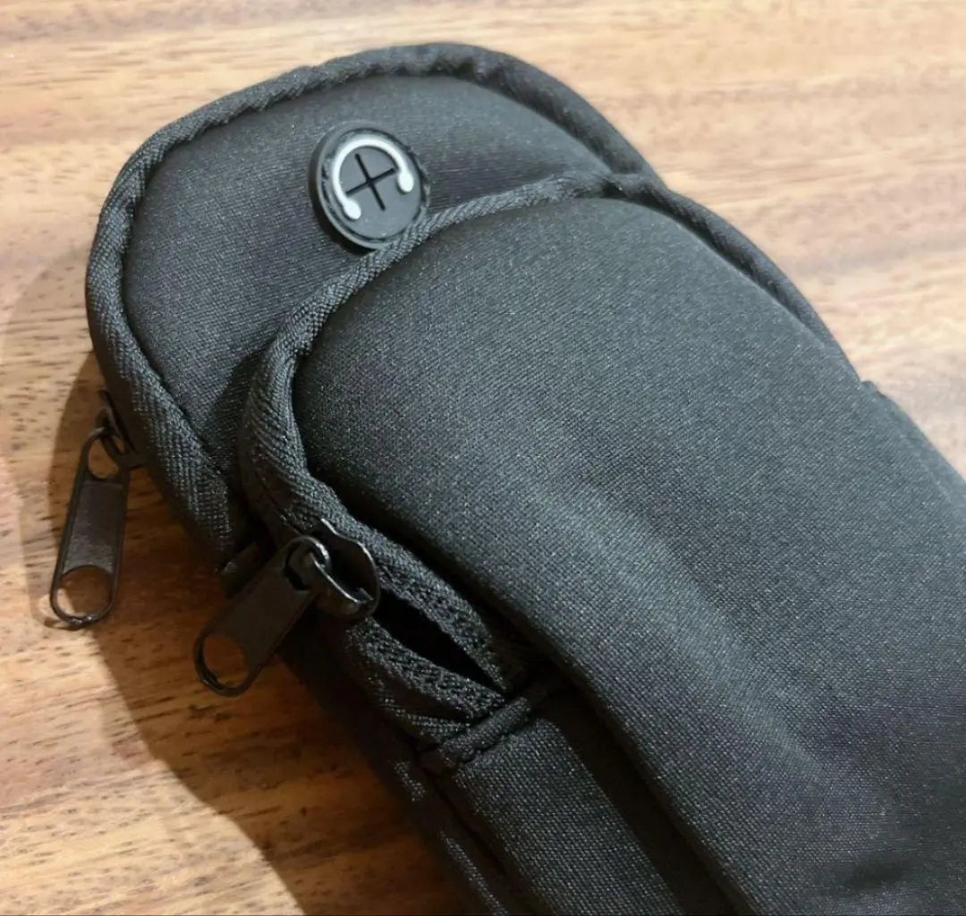 Bolsa de brazo deportiva para auriculares con orificios Género ajustable negro | スポーツ アーム ポーチ イヤホン穴付き 調節可能 男女兼用 ブラック