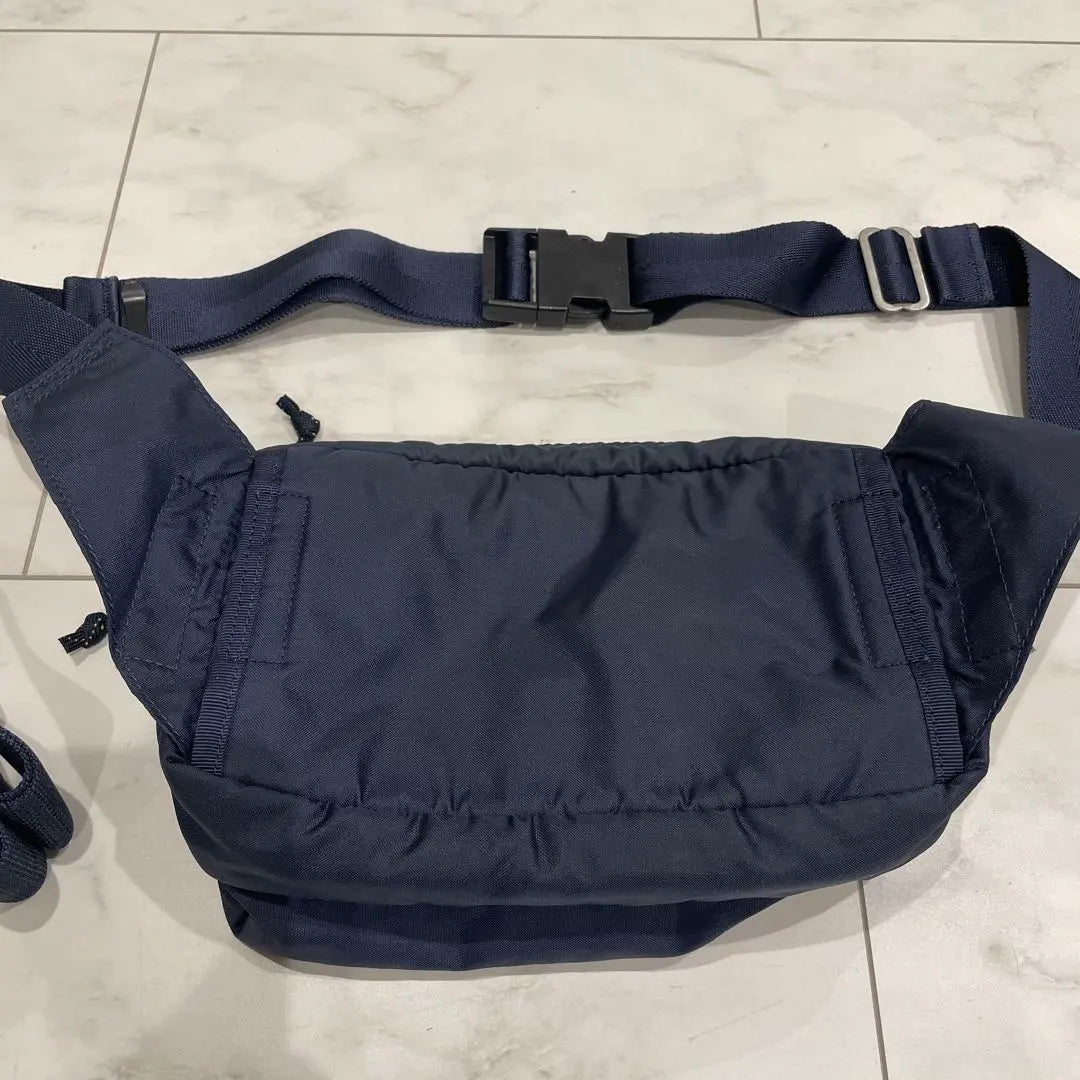 Bolsa para cadáveres Porter azul marino en el interior | ポーター ネイビー ボディバッグ オレンジ内側