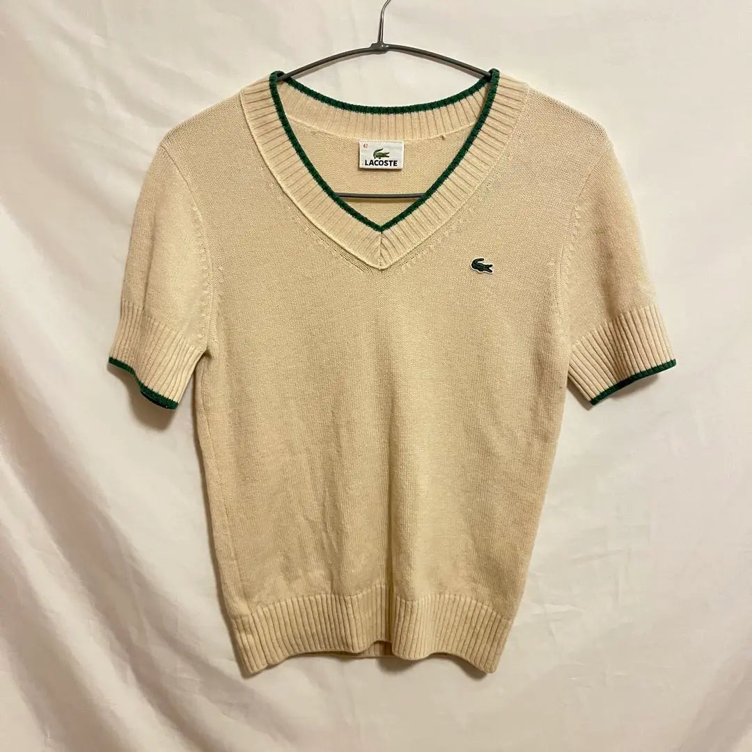 Jersey vintage LACOSTE de punto de manga corta con cuello en V y canalé británico