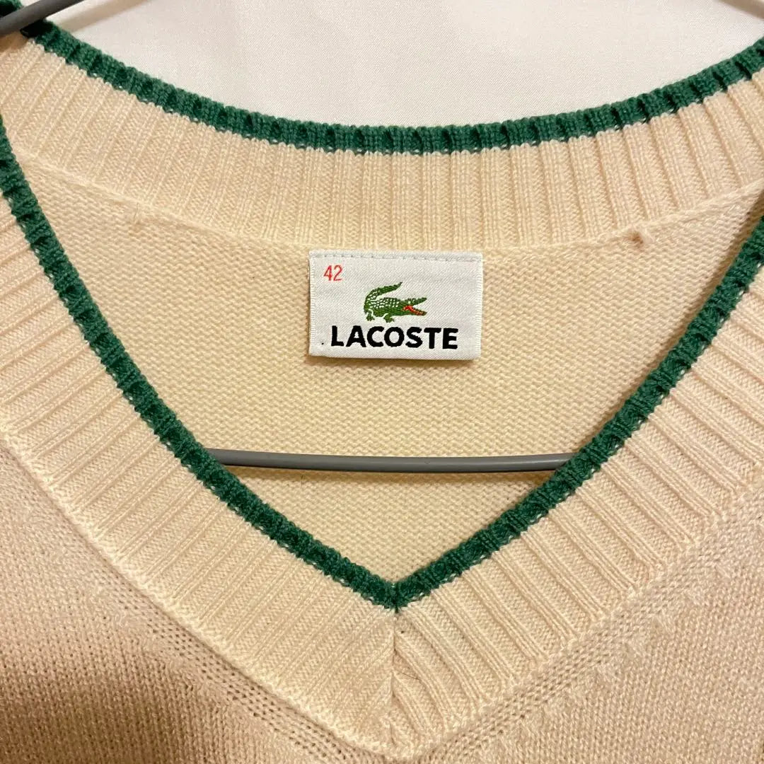 Jersey vintage LACOSTE de punto de manga corta con cuello en V y canalé británico