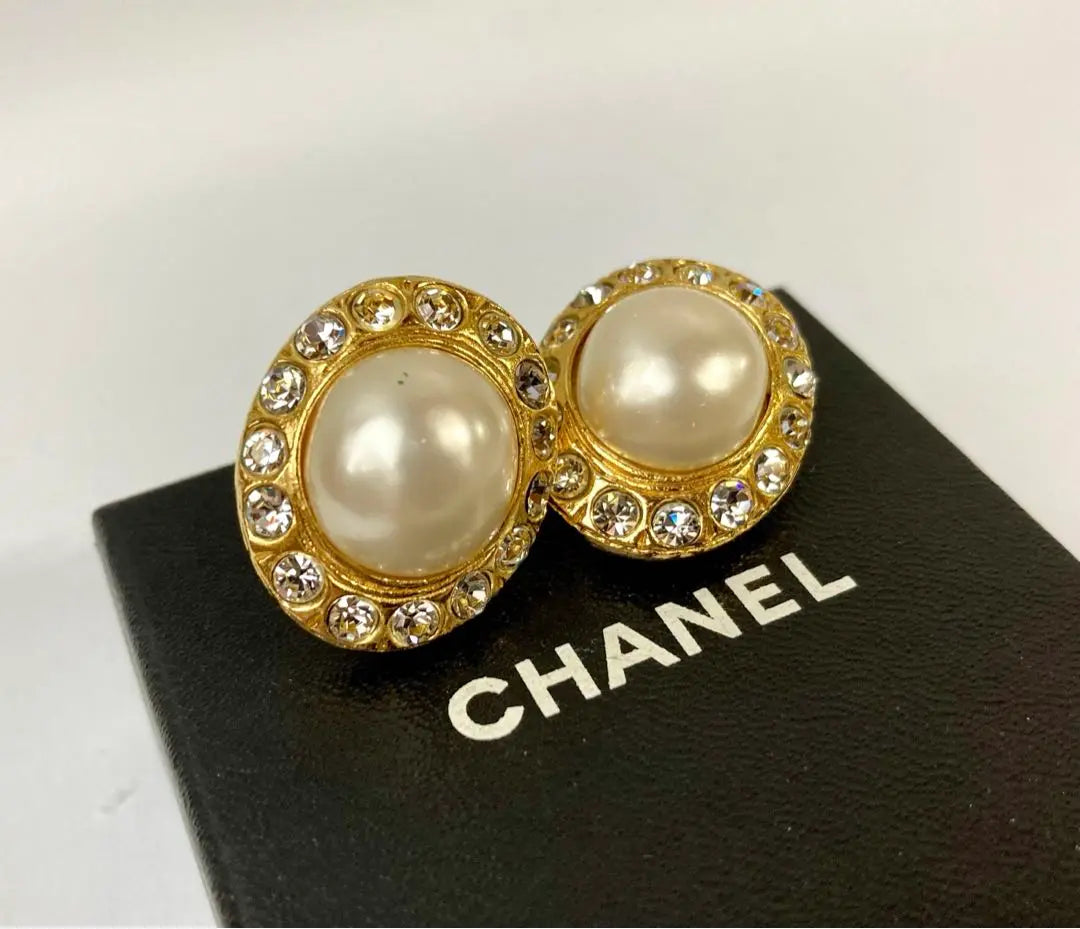 Chanel Vintage Pearl Stone Oval Earring Yellow Gold