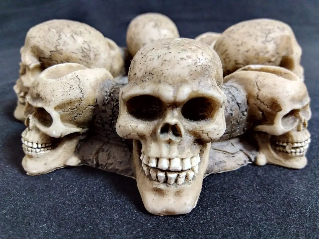 Skull Ashtray: 8 skulls retro