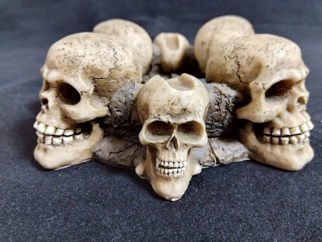 Skull Ashtray: 8 skulls retro