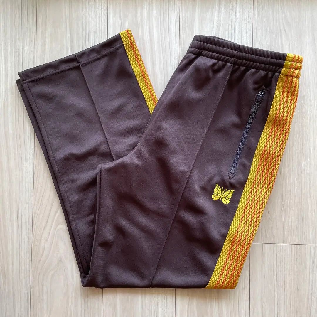 Pantalón deportivo recto con agujas en color marrón y naranja