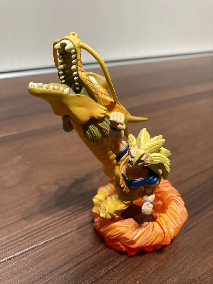 Cápsula de Dragon Ball: Edición Guerrero Legendario Piezas adicionales Son Goku Super Saiyan 3 Puño de Dragón