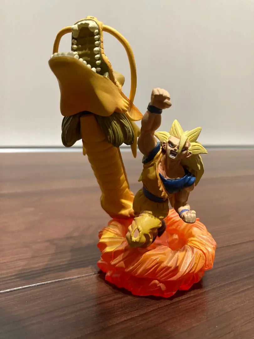 Cápsula de Dragon Ball: Edición Guerrero Legendario Piezas adicionales Son Goku Super Saiyan 3 Puño de Dragón