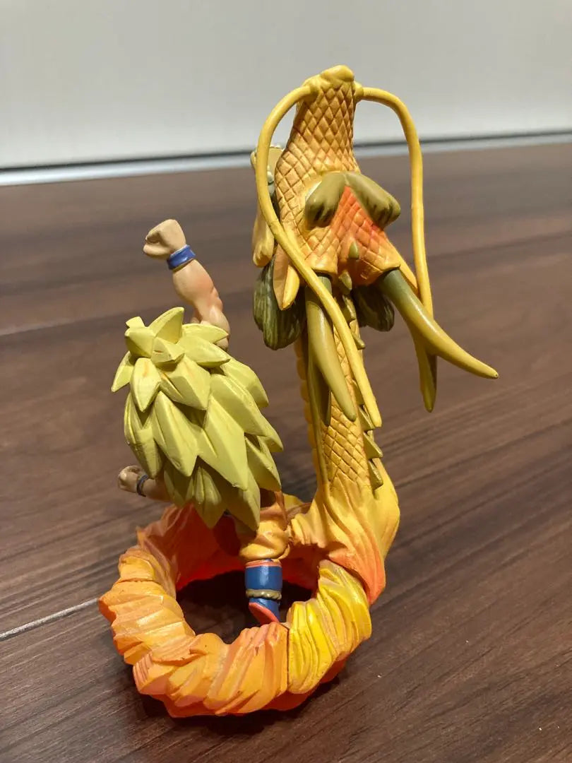 Cápsula de Dragon Ball: Edición Guerrero Legendario Piezas adicionales Son Goku Super Saiyan 3 Puño de Dragón