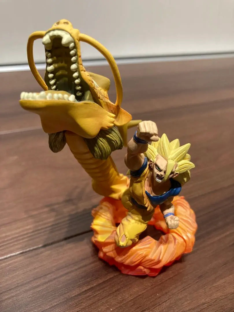 Cápsula de Dragon Ball: Edición Guerrero Legendario Piezas adicionales Son Goku Super Saiyan 3 Puño de Dragón