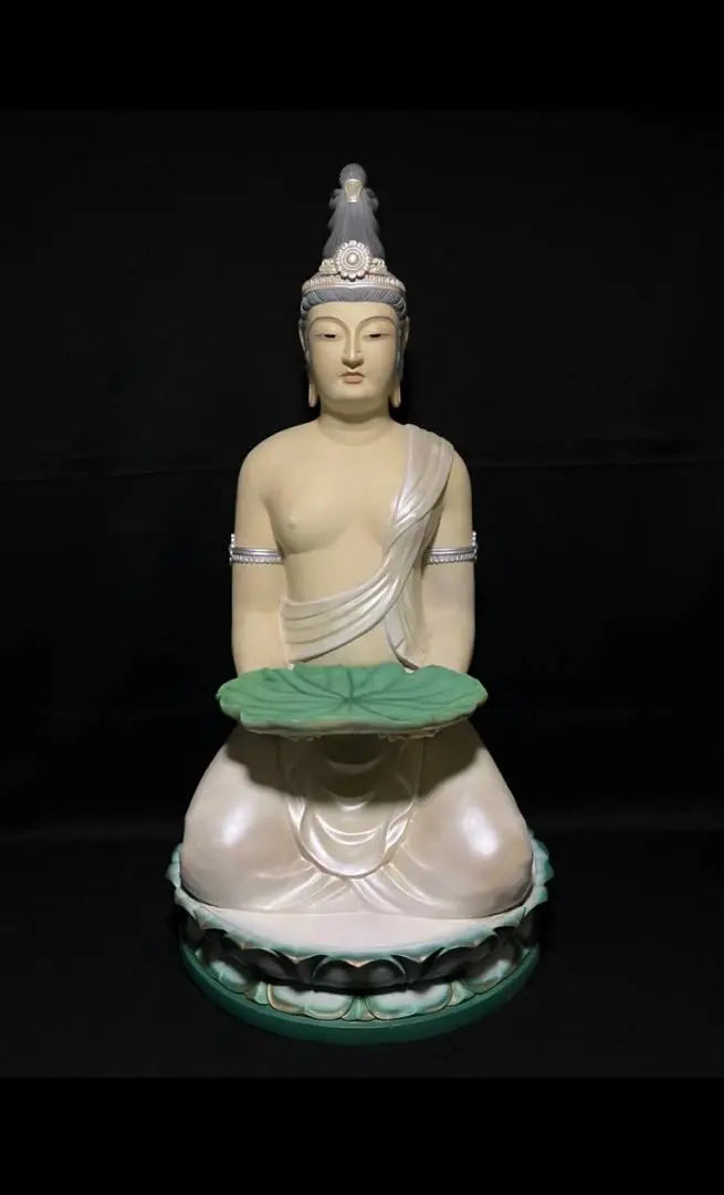 Estatua sentada del Bodhisattva Kannon hecha de resina Estatua budista Arte budista Fabricada por Haruyama, en excelentes condiciones❗️